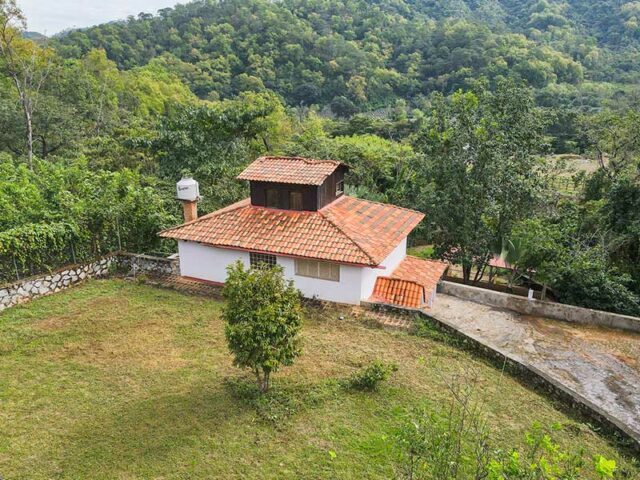 House in San Sebastian del Oeste. Cabin with Extensive Land