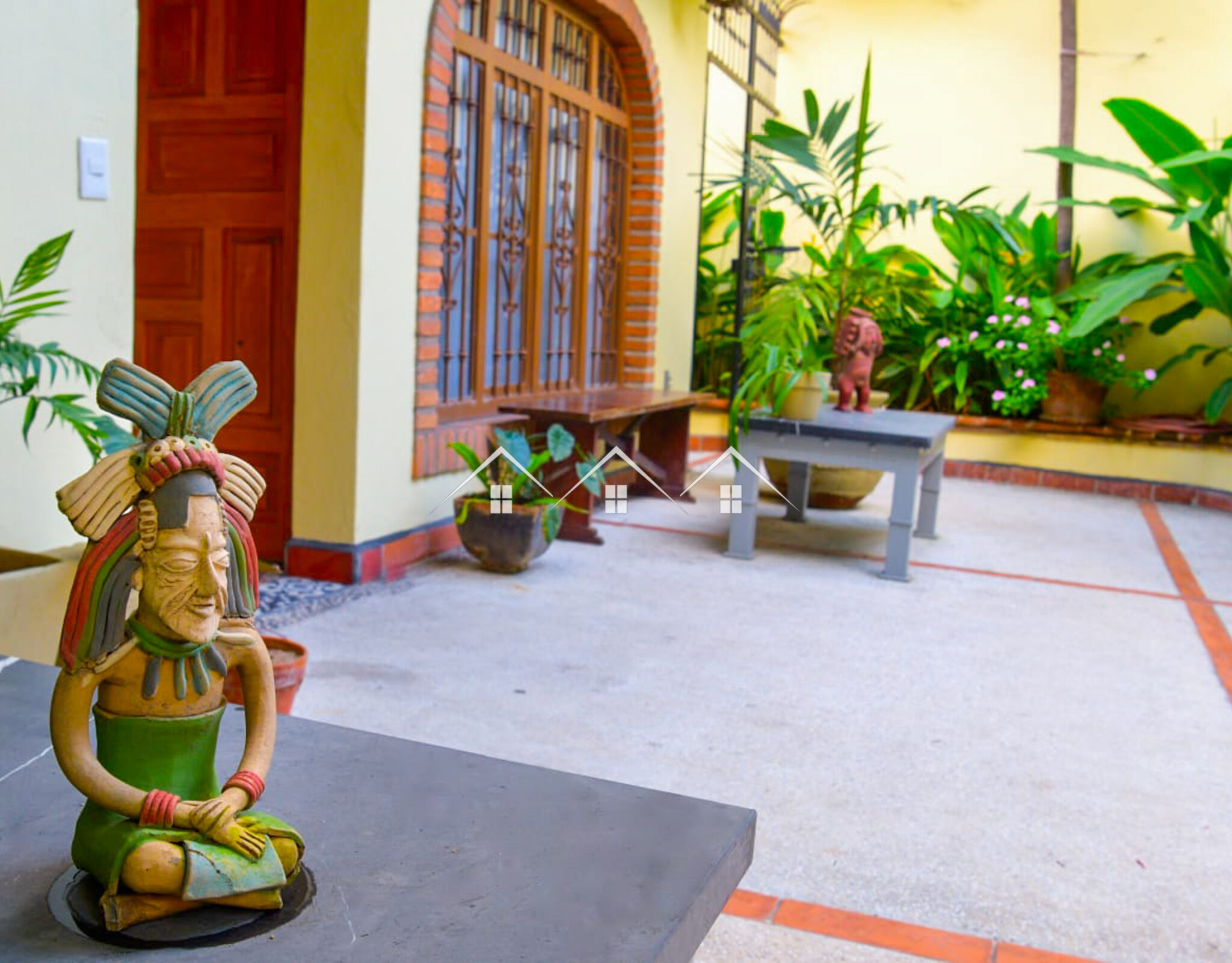 residencia con 7 suites y alberca en zona romántica